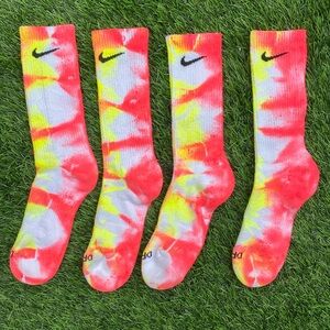 WHITE NIKE UNISEX CREW SOCKS
TWO COLOR TIE-DYE yellow puch
